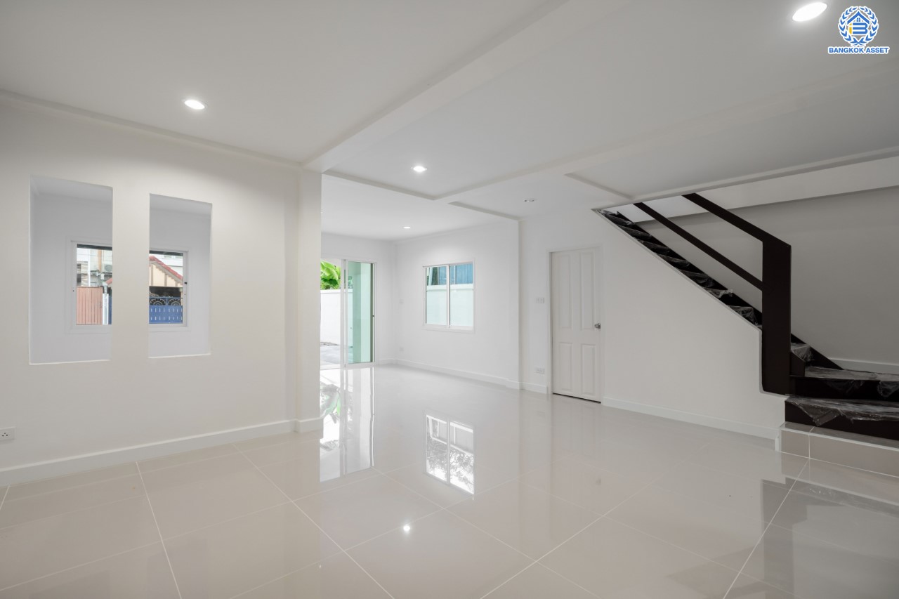 บ้านมือสองตกแต่งใหม่ ม.ลานทอง ติวานนท์-ปากเกร็ด เนื้อที่ 46 ตร.ว. ฟังก์ชัน 2 ห้องนอน 2 ห้องน้ำ จอดรถได้ 2 คัน บนทำเลทองเดินทางสะดวกติด ถ.ติวานนท์ ใกล้ห้าแยกปากเกร็ด เมืองทองธานี ทางด่วน, เซ็นทรัลแจ้งวัฒนะ และรถไฟฟ้าสายสีชมพู (สายอนาคต) "สถานีปากเกร็ด"